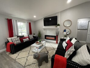 Smart TV, chimenea y libros