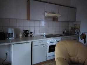 Fridge, oven, stovetop, coffee/tea maker