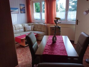 Living area - The apartment has approx. 40 square meters of living space, a bedroom with a double bed and en-suite bathroom and another room with a kitchenette. (Gräfenhainichen OT Möhlau)