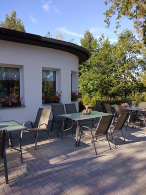 Outdoor dining - The apartment has approx. 40 square meters of living space, a bedroom with a double bed and en-suite bathroom and another room with a kitchenette. (Gräfenhainichen OT Möhlau)