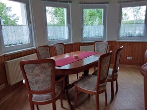 Dining - Pure vacation in our "See-Ferienwohnung 4" directly at the Möhlauer See. Our largest apartment has approx. 85 square meters of living space (Gräfenhainichen OT Möhlau)