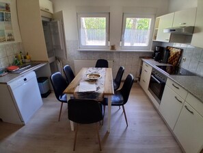 Fridge, oven, stovetop, dishwasher - Pure vacation in our "See-Ferienwohnung 4" directly at the Möhlauer See. Our largest apartment has approx. 85 square meters of living space (Gräfenhainichen OT Möhlau)