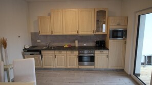 Køleskab, mikrobølgeovn, ovn, kogeplade