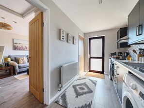 Feriehus | Privat køkken | Køleskab, elkedel, brødrister, køkkentøj/tallerkener/redskaber