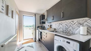Cottage | Private kitchen | Fridge, electric kettle, toaster, cookware/dishes/utensils