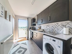 Cottage | Private kitchen | Fridge, electric kettle, toaster, cookware/dishes/utensils - Piglet Corner (Cullompton)