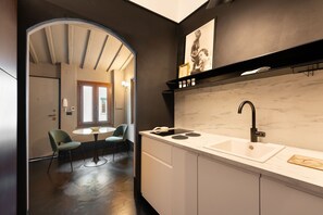 Kjøleskap, mikrobølgeovn, kokeplater og kaffetrakter/tekoker