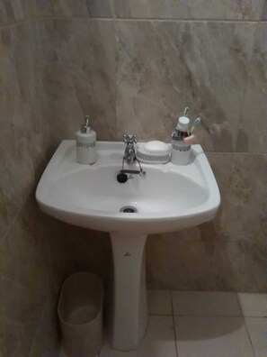 House | Bathroom | Shower, towels - Spacious 2-bed House in Carriacou (Hillsborough)