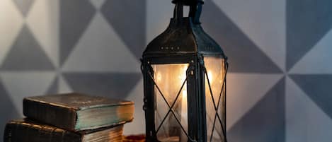 Un farol, dos libros y un mantel estampado.