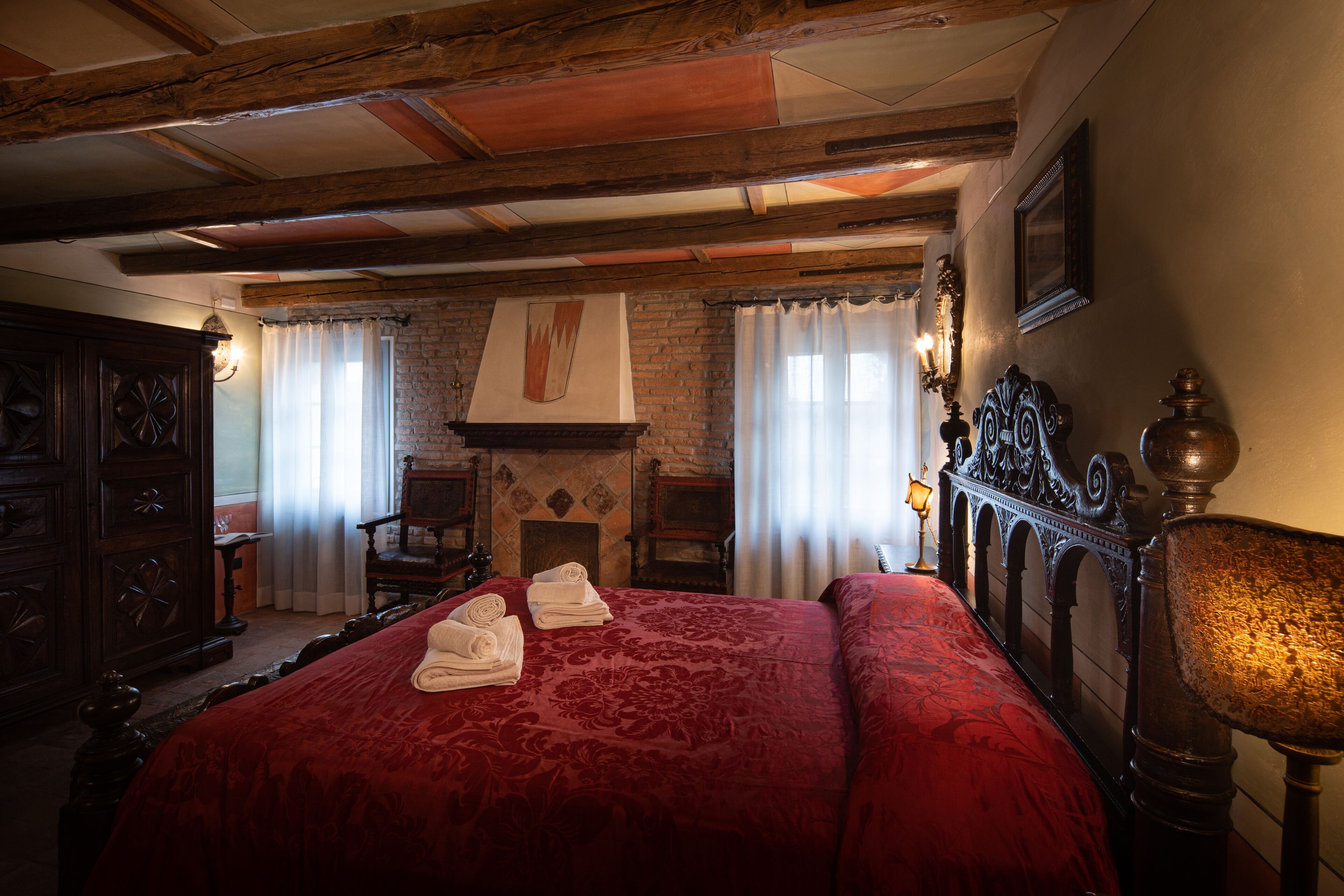 Une chambre de style traditionnel, dotée d’un grand lit, de meubles en bois et d’une cheminée.