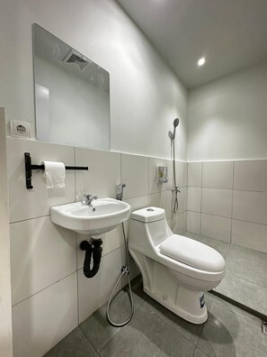 Shower, soap, shampoo - Dosare Hotel Malioboro (Yogyakarta)