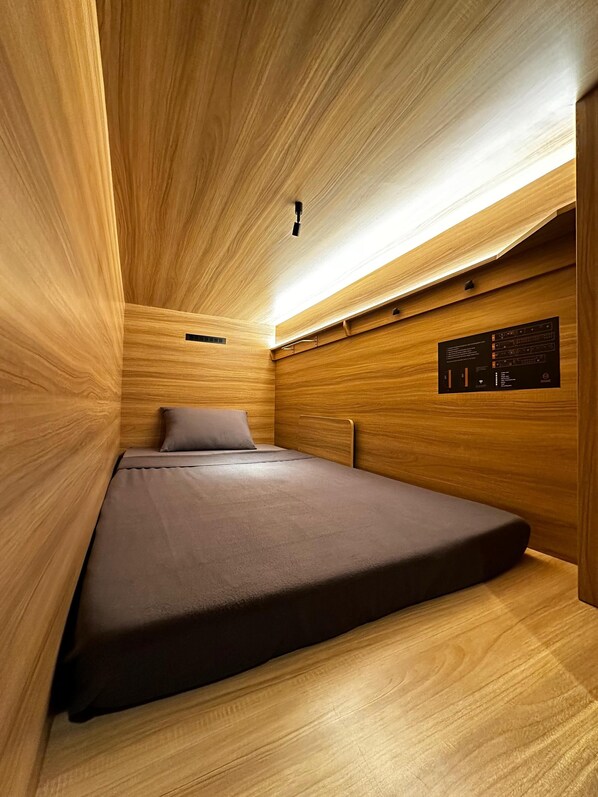 Desk, free WiFi, bed sheets - Dosare Hotel Malioboro (Yogyakarta)