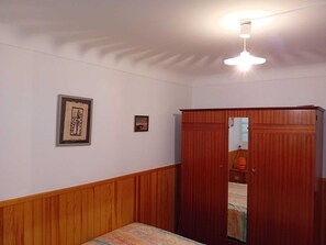 2 chambres, fer et planche à repasser