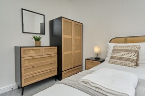 3 bedrooms, desk, free WiFi, bed sheets - The Penthouse In Bonchurch (Ventnor)