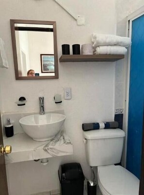 Dusj, hårføner, håndklær og såpe