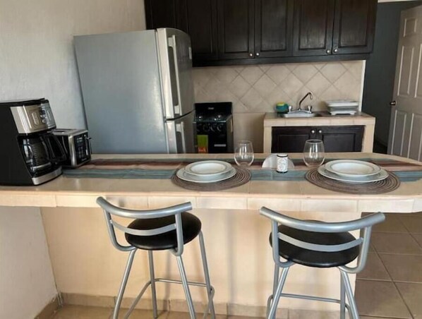 Een koelkast, een magnetron, een oven, een kookplaat