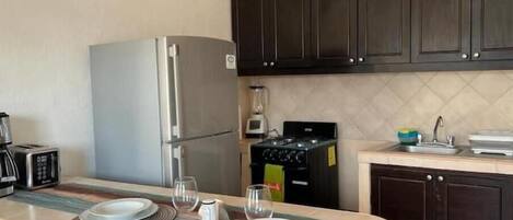 Refrigerador, microondas, horno y parrilla de estufa