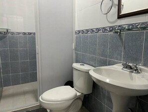 Sèche-cheveux, serviettes fournies, savon, shampoing