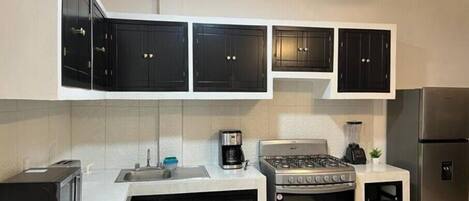 Refrigerador, microondas, horno, placa de cocina