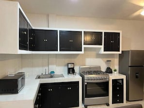 Refrigerador, microondas, horno y parrilla de estufa 