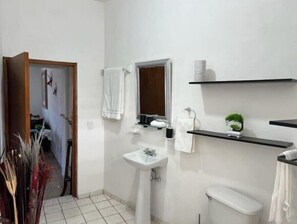 Haartrockner, Handtücher, Seife, Shampoo