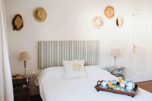 9 bedrooms, iron/ironing board, travel cot, free WiFi - Alojamiento Rural Para Grupos DE 20 Personas (BARBATE)