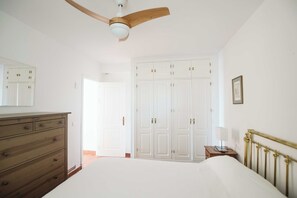 9 chambres, fer et planche à repasser, lit parapluie, Wi-Fi gratuit