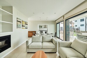 TV, fireplace - Villas del Pinar Playa de La Barrosa 2 (Chiclana de la Frontera)