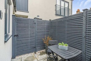 Outdoor dining - 1BR Apartment | Walk to Shops & Castle (Windsor)