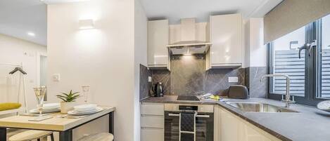 雪櫃、微波爐、焗爐、洗碗機