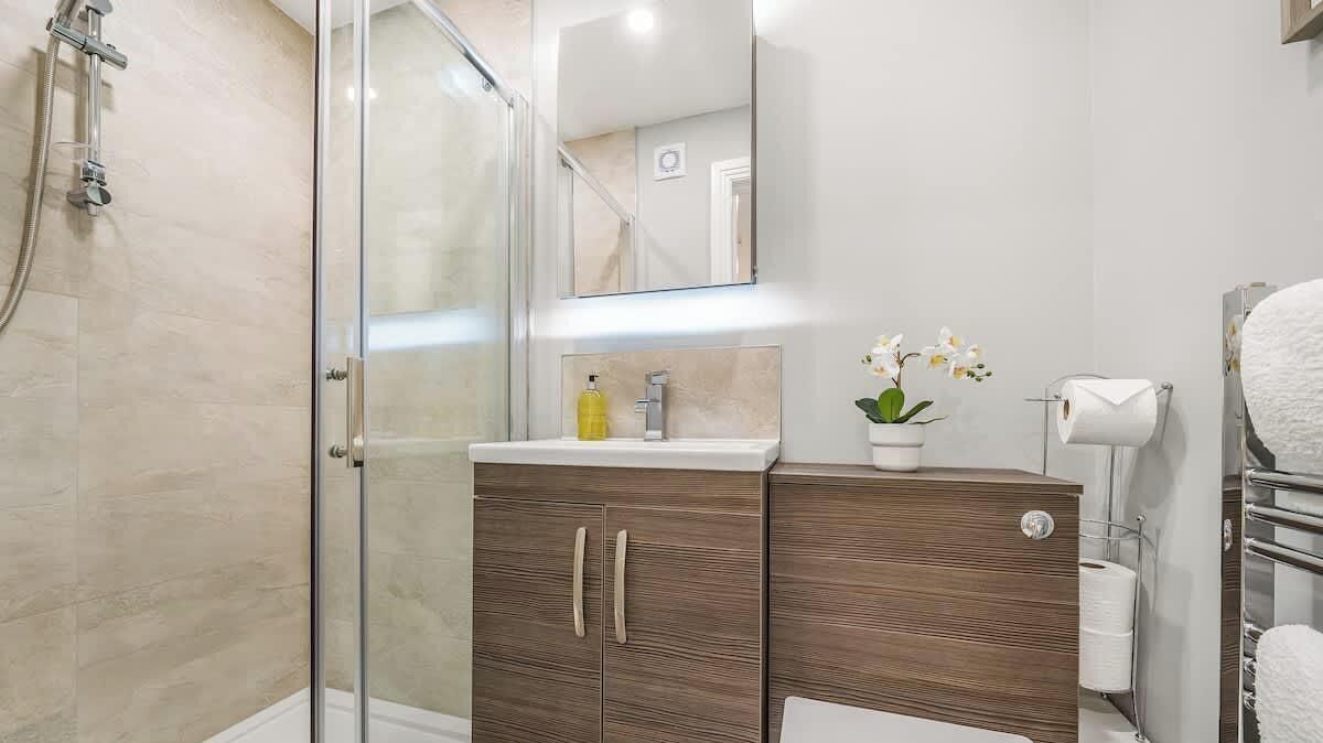 Ducha, secador de pelo, toallas, shampoo