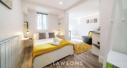 1BR Apartment | Walk to Shops & Castle