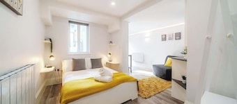 1BR Apartment | Walk to Shops & Castle