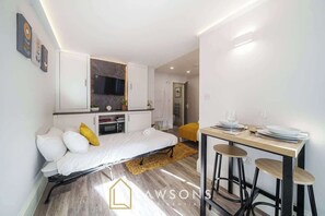 1 bedroom, iron/ironing board, WiFi, bed sheets - 1BR Apartment | Walk to Shops & Castle (Windsor)