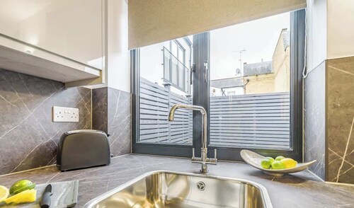 1BR Apartment | Walk to Shops & Castle