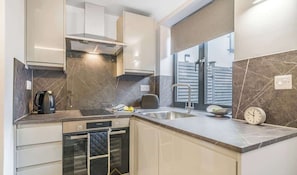 Kühlschrank, Mikrowelle, Ofen, Geschirrspüler