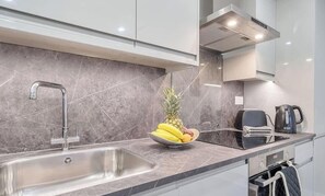 Refrigerador, microondas, horno y lavavajillas