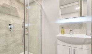Dusche, Haartrockner, Handtücher, Shampoo