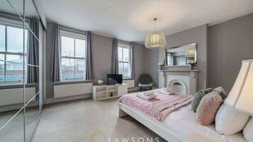 5 Schlafzimmer, Bügeleisen/Bügelbrett, Reisekinderbett, WLAN