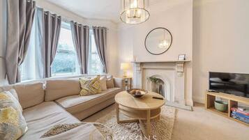 Télévision, cheminée, espaces bureaux