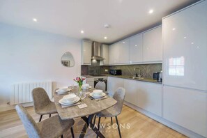 Kjøleskap, mikrobølgeovn, ovn og oppvaskmaskin