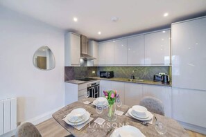 Fridge, microwave, oven, dishwasher - Stylish 1BR Flat | Central Windsor (Windsor)