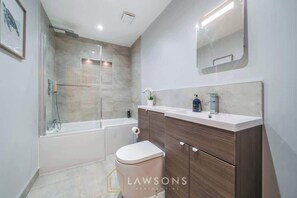 Dusj, hårføner og håndklær