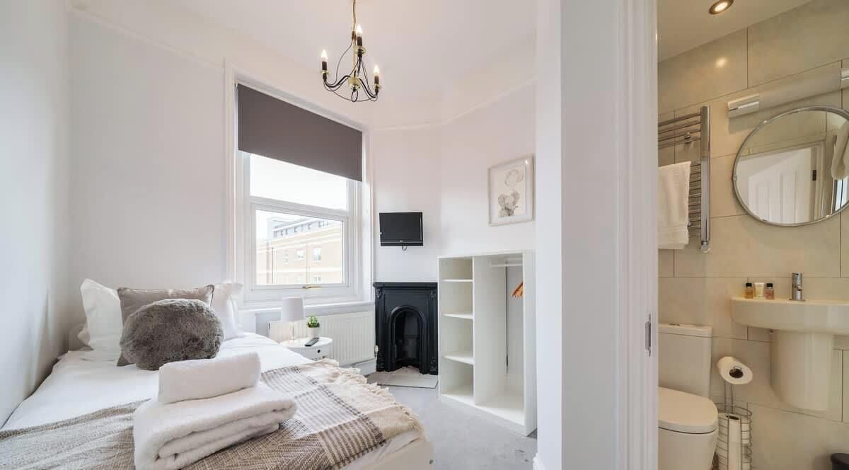 4 Schlafzimmer, Schreibtisch, Bügeleisen/Bügelbrett, WLAN