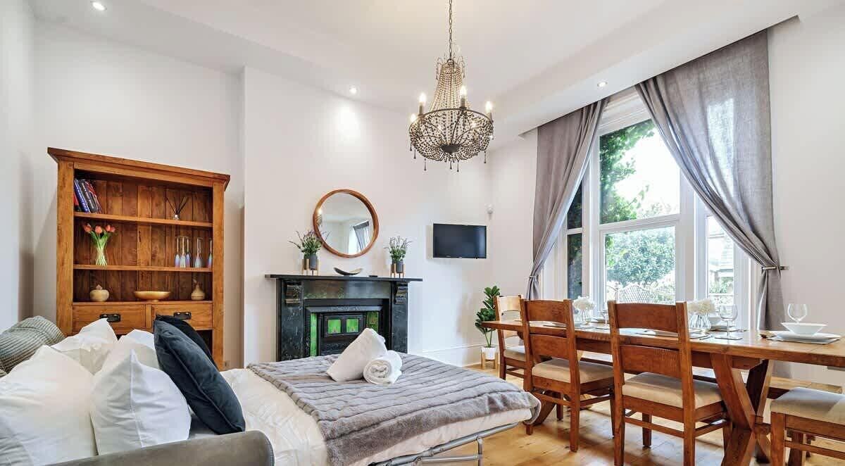 4 bedrooms, desk, iron/ironing board, WiFi