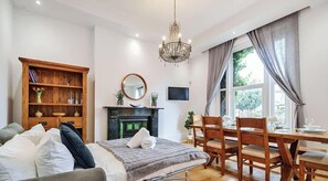 4 bedrooms, desk, iron/ironing board, WiFi