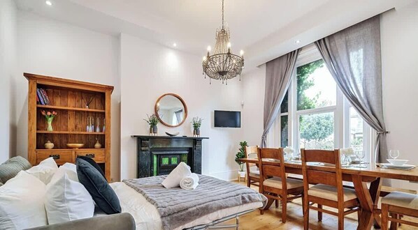 4 makuuhuonetta, työpöytä, silitysrauta/-lauta, Wi-Fi