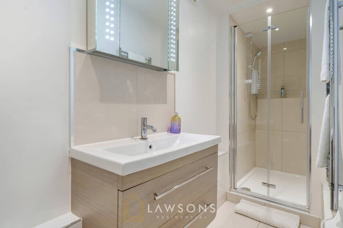 Dusj, hårføner og håndklær