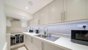 Réfrigérateur, four à micro-ondes, un four, lave-vaisselle