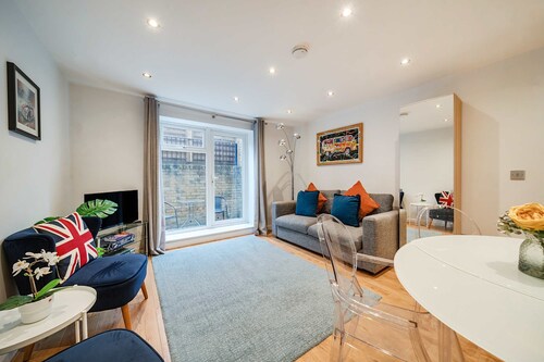 2BR House, Walk to Windsor Castle + Parking for 1